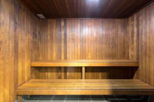 una sauna de madera con un banco de madera en Main Beach High Floor Luxury Contessa Main Beach, en Gold Coast