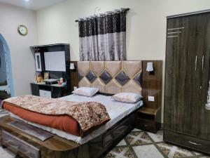 מיטה או מיטות בחדר ב-Sharma Homestay Palampur