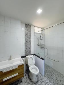 La salle de bains est pourvue de toilettes, d'un lavabo et d'une douche. dans l'établissement deep mountain view, à Ko Larn