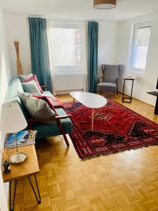uma sala de estar com um sofá e uma mesa em B71 - Appartement im Herzen des Schwarzwalds em Schramberg
