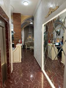 pasillo con sala de estar con suelo de piedra en Hotel Old Town, en Batumi