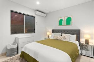 En eller flere senge i et værelse på Stylish Spacious Modern 1 BDR Balcony BBQ AirCon Lift