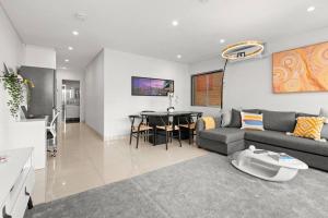 Et opholdsområde på Stylish Spacious Modern 1 BDR Balcony BBQ AirCon Lift + 31 billeder