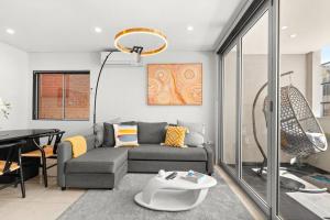 Et opholdsområde på Stylish Spacious Modern 1 BDR Balcony BBQ AirCon Lift