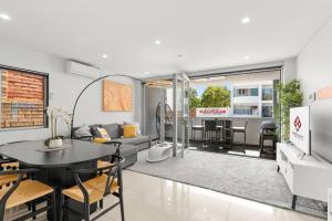 Et tv og/eller underholdning på Stylish Spacious Modern 1 BDR Balcony BBQ AirCon Lift