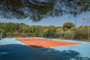 um campo de ténis com uma rede por cima em Secret Garden House - Happy Rentals em Marina di Portisco