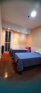 Habitación con 4 camas seguidas en una habitación en DEPARTAMENTO ABASTO en Buenos Aires