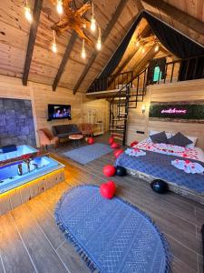 a living room with three beds and a tub at OTANİ DAĞ EVLERİ in Çamlıhemşin