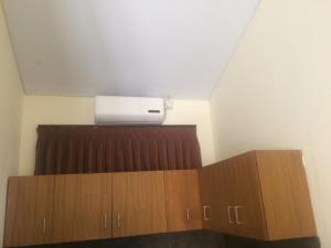 um quarto com ar condicionado no tecto em Simple apartment 1 em Seminyak