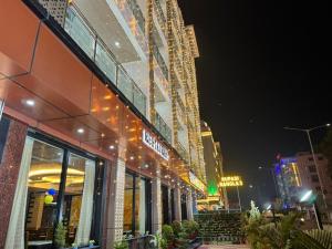 una calle de la ciudad con un edificio alto por la noche en Rupasi Bangla-lll, en Digha