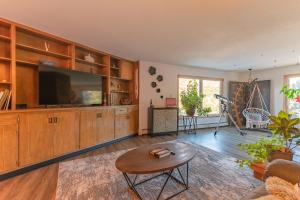 a living room with a tv and a table at Winnemucca Heights in Cascade-Chipita Park