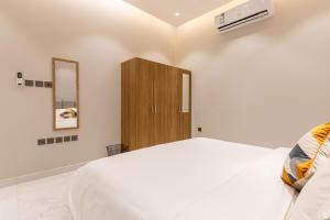 Postel nebo postele na pokoji v ubytování Amber Hospitality - Al Qairawan