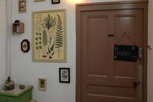 Una porta in una stanza con alcune foto sul muro di Le pied-à-terre du botaniste a Hauteville-Lompnes