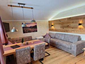 A seating area at Appartements Fortuna