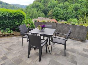 een tafel en stoelen op een patio bij Emmerich s neu errichtete DG-Wohnung in Bad Wildungen