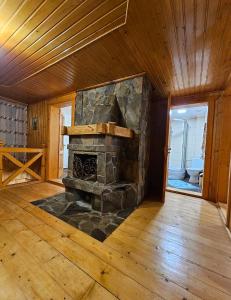 タターリウにあるБуковикの家の中のリビングルーム(石造りの暖炉付)