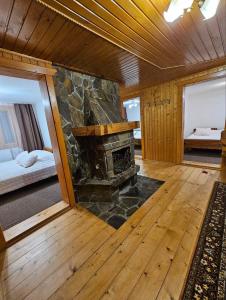 タターリウにあるБуковикの家の中のリビングルーム(石造りの暖炉付)