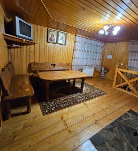 タターリウにあるБуковикの木製テーブル付きの客室です。