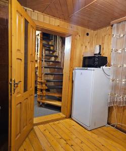 タターリウにあるБуковикの階段付きの客室内の小型冷蔵庫