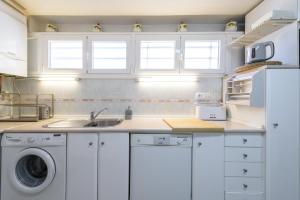 a kitchen with a sink and a washing machine at Casa familiar Sabadell de 3 dormitorios junto metro Fuencarral in Madrid
