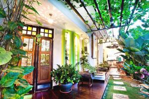 a room filled with lots of plants and a door at OYO 90855 Vince Villa in Bukit Mertajam