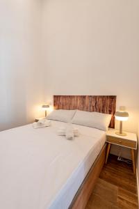 a bedroom with a large white bed with two lamps at Madrid centro, cálido nuevo, wifi, lava y secarropas in Madrid