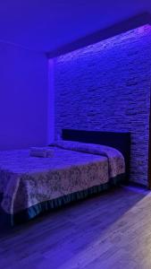 1 dormitorio con cama y pared de ladrillo en Lime House en Lauria Inferiore