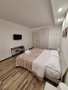 a bedroom with a large bed and a desk at CIVICO 1 in Valguarnera Caropepe