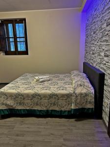 1 dormitorio con 1 cama con 2 toallas en Lime House en Lauria Inferiore