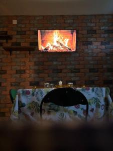 einen Kamin mit einem Tisch vor einem Kamin in der Unterkunft Lime House in Lauria Inferiore