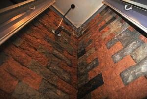 a close up of a brick wall with a floor at Lime House in Lauria Inferiore