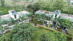 een luchtfoto van een huis met een tuin bij Maya The Forest Resort in Rāmnagar