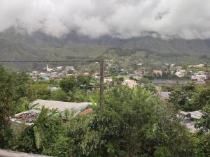 uitzicht op een stad met bergen op de achtergrond bij Loue Maison entière in Cilaos