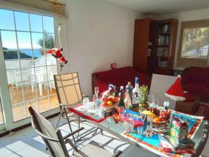 - une table à manger avec des fruits et des bouteilles de vin dans l'établissement Villa Max, à Lloret de Mar