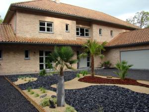 ein Haus mit einer Palme im Vorgarten in der Unterkunft Mer et Sable B&B in Ville-Pommeroeul