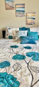 łóżko z niebiesko-białą pościelą i poduszkami w obiekcie Beautiful And Comfortable 2br 2bath w mieście Chandler