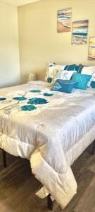 um quarto com uma grande cama branca com almofadas azuis em Beautiful And Comfortable 2br 2bath em Chandler