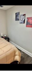 Beautiful And Comfortable 2br 2bath في Chandler: غرفة نوم بأربع صور على الحائط