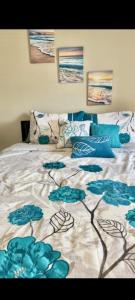 uma cama com um cobertor azul e branco em Beautiful And Comfortable 2br 2bath em Chandler