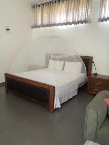 1 dormitorio con 1 cama con pared de cristal en Hotel Paradiso, en Unawatuna