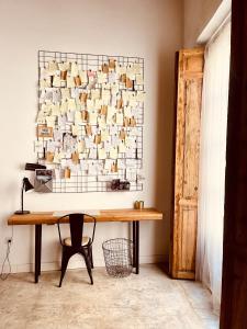 un escritorio en una habitación con una pared con una foto en Casa Poeta Pelayo, en Cartagena