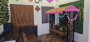 sala de estar con sofá y escenario en Mayur Villa, en Agra