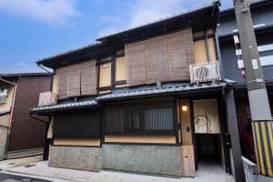 een gebouw met een deur en een balkon bij Rinn Premium Machiya Koki in Kyoto