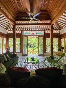 un soggiorno con divano e una vetrata colorata di RAYA by Snooze a Yogyakarta