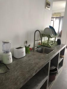 um balcão de cozinha com um lavatório e uma mesa de mistura em Hotel Paradiso, em Unawatuna
