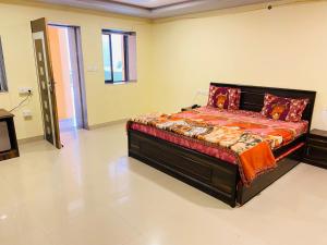 肯巴加爾的住宿－Hotel Treasure OF Kumbhalgarh，一间卧室,卧室内配有一张大床
