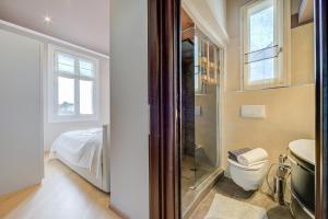 滨海博利厄Appartement Baous 300m de la mer - Happy Rentals的带淋浴和卫生间的浴室以及1张床。