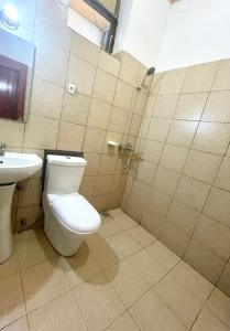 łazienka z toaletą i umywalką w obiekcie Romantic Getaways w mieście Gitesi