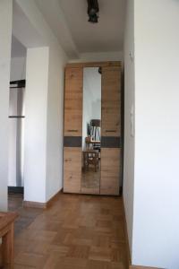 Habitación con puerta corredera y mesa en Ferienappartement Albschätzle 