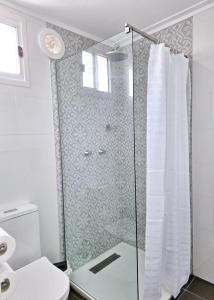 a bathroom with a shower and a toilet at Motel Yarrawonga in Yarrawonga